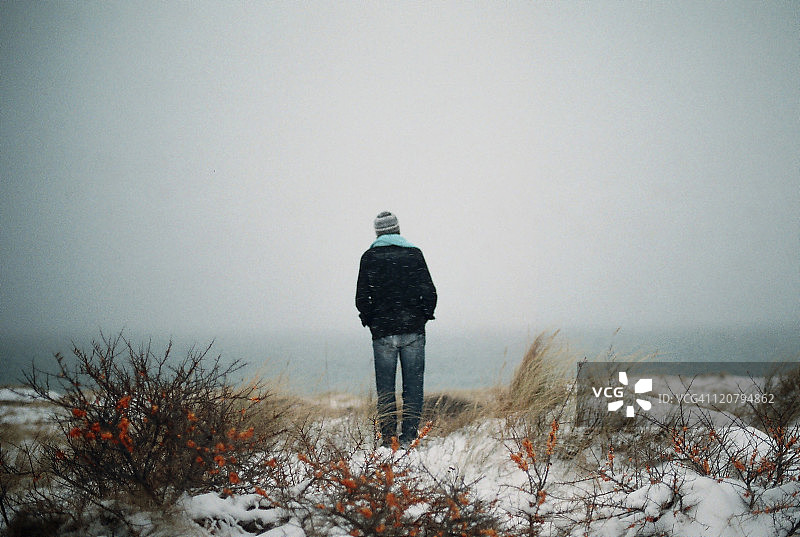 雪地里的男人图片素材