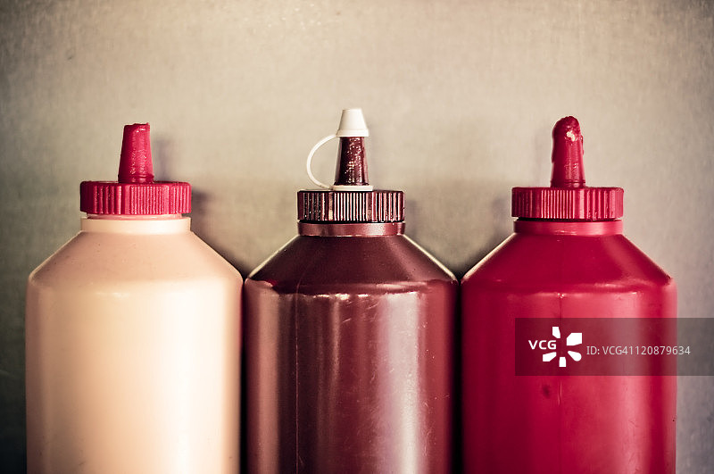 芥末、棕色酱和番茄酱图片素材