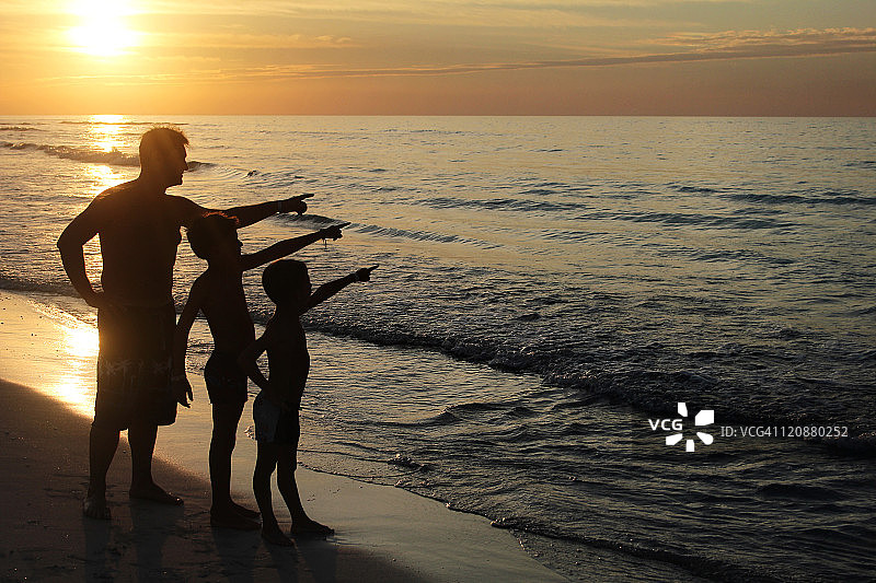 父亲和两个儿子指向前方图片素材