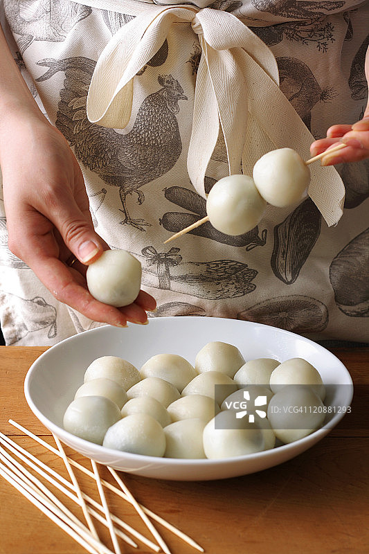 制作黑芝麻汤圆串图片素材