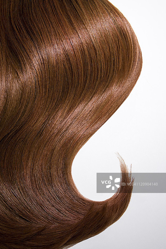 白色背景上的红色波浪卷发图片素材