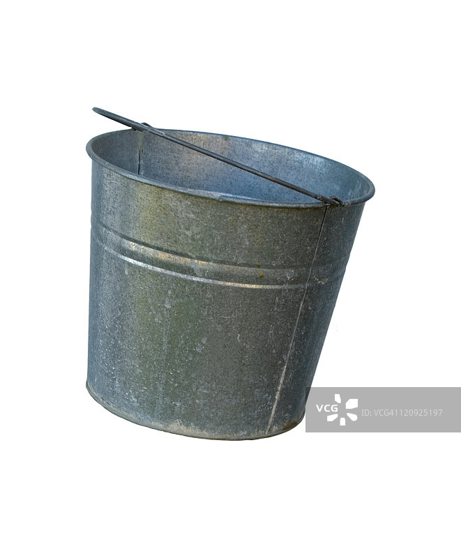 白色背景上的金属桶图片素材