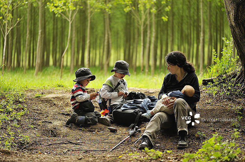 母亲和两个孩子与婴儿图片素材