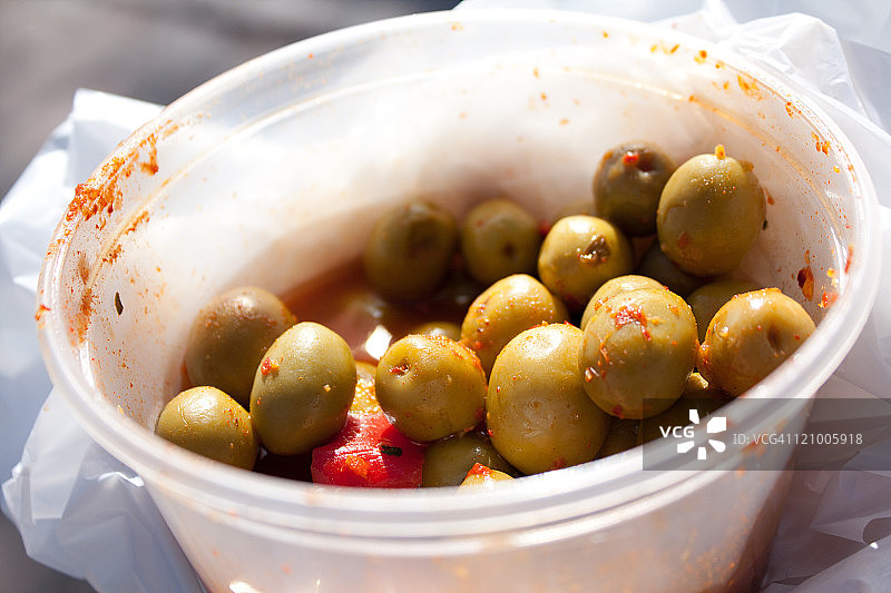 碗里的绿色橄榄图片素材