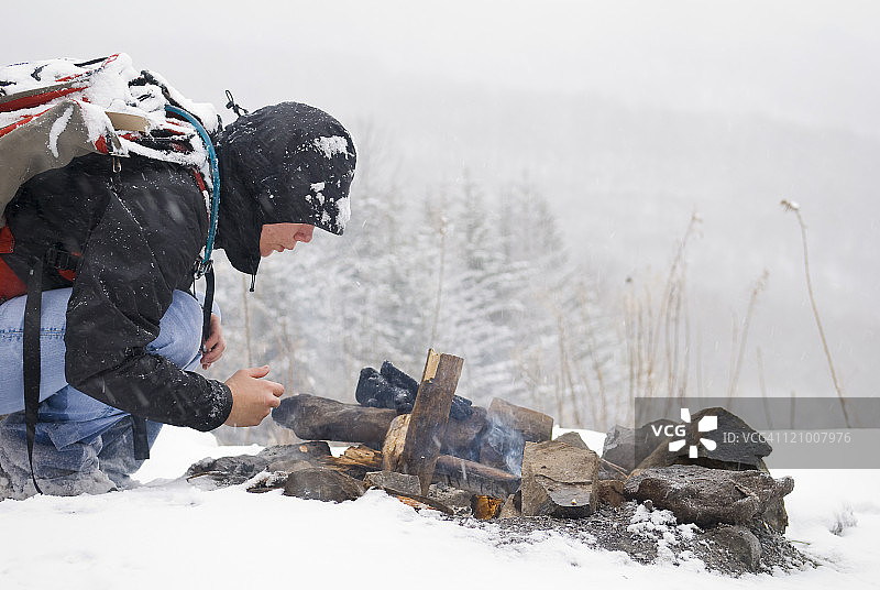在雪地里生火图片素材