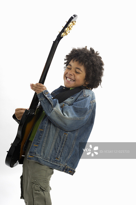 男孩弹吉他图片素材