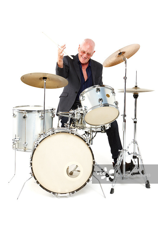 正在打鼓的年长男人 - 独立个体图片素材