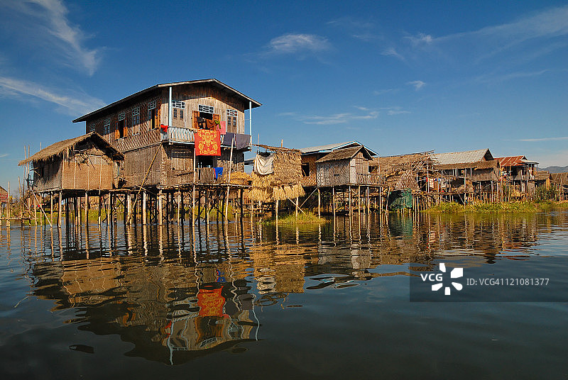 高跷湖上村庄图片素材
