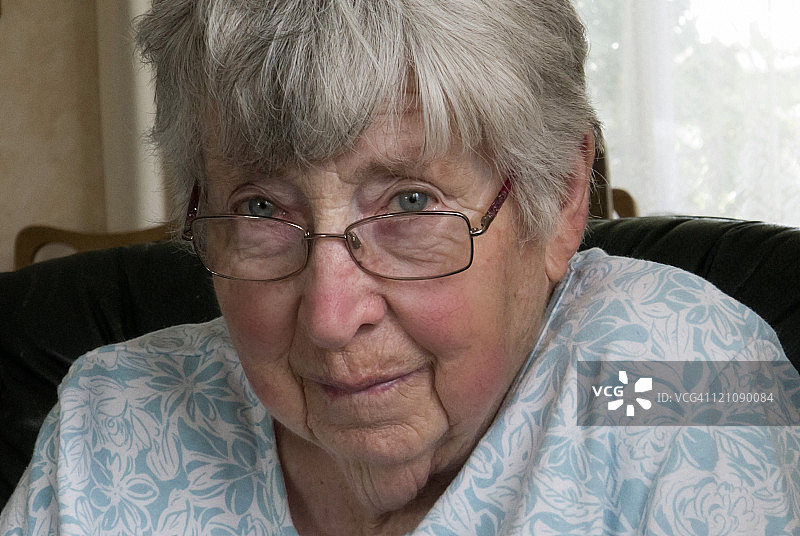 女人越过眼镜看图片素材