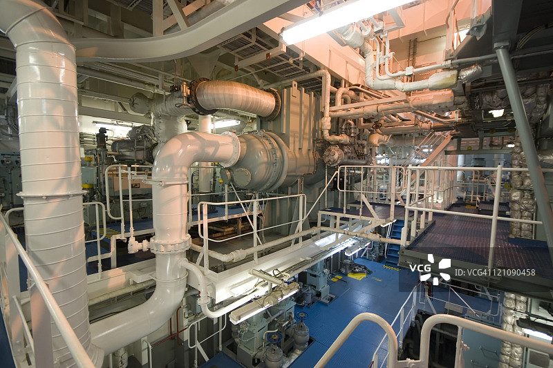 机房内多个方向的管道图片素材