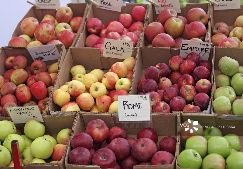 农贸市场上的苹果图片素材