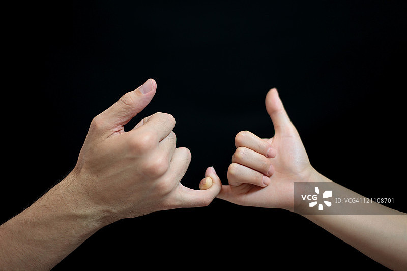小指相连的手部交流图片素材