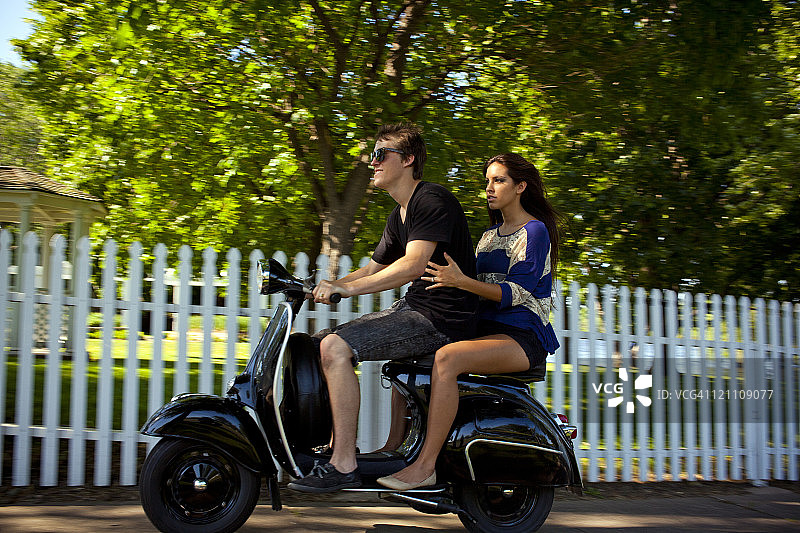 骑着摩托车的年轻情侣图片素材