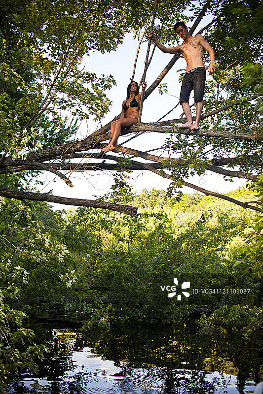 一对年轻夫妇走在树上。图片素材