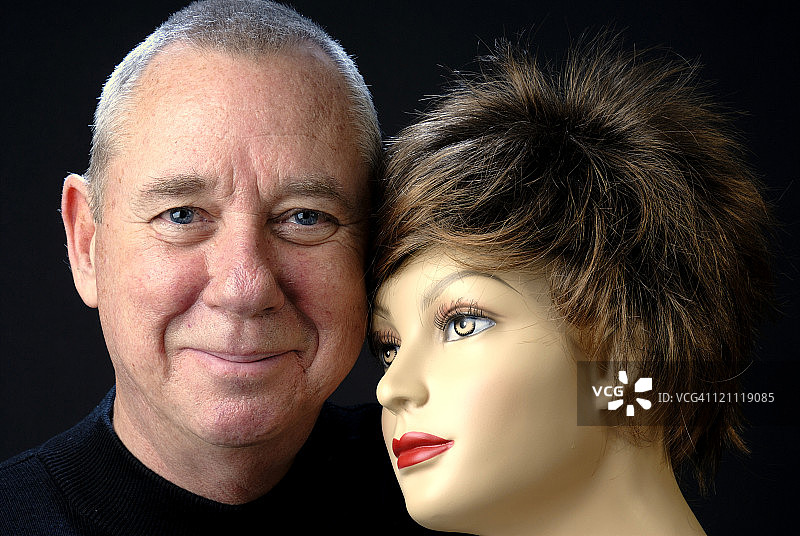 抱着玩偶的老年男人图片素材