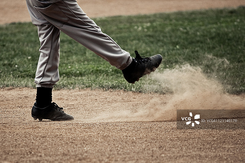 踢腿的棒球运动员图片素材