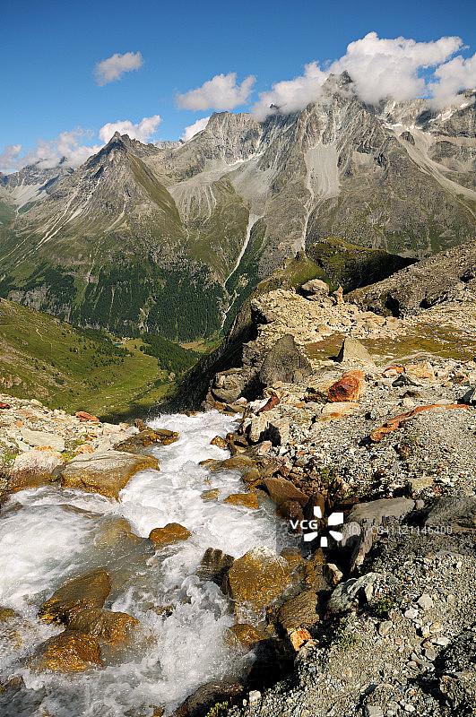阿罗拉的汹涌山洪图片素材