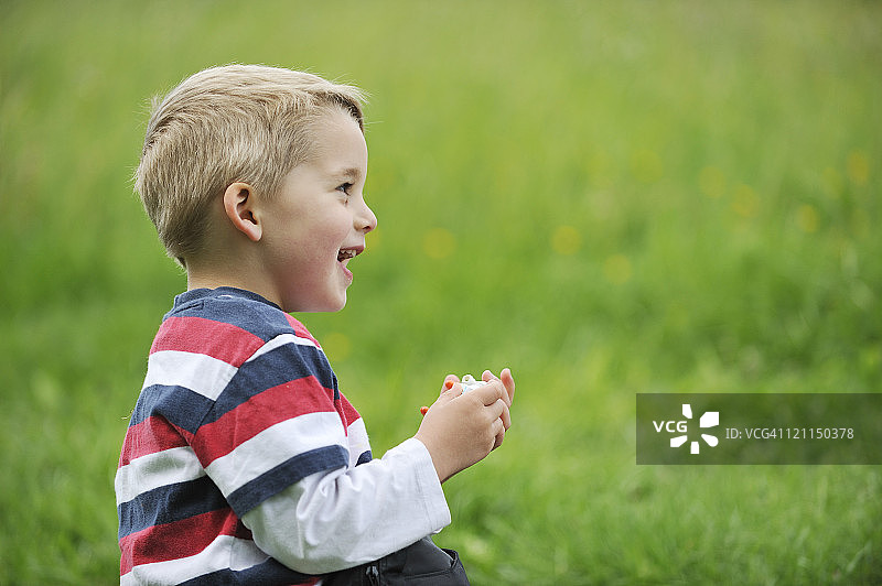 开怀大笑的男孩图片素材