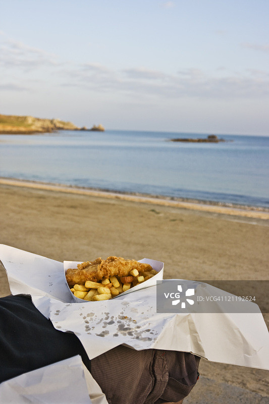 在海滩上吃炸鱼薯条图片素材