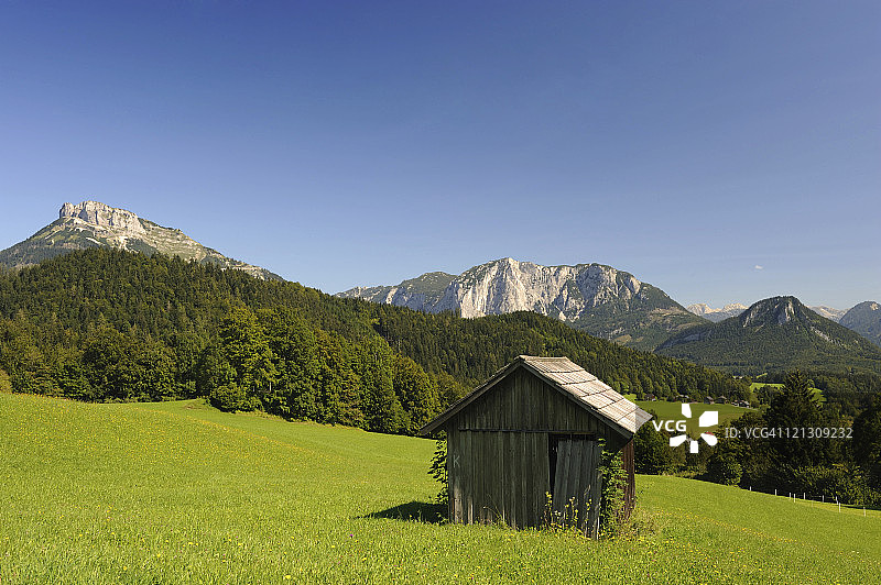 奥地利阿尔卑斯山巴德奥塞附近夏季木屋图片素材