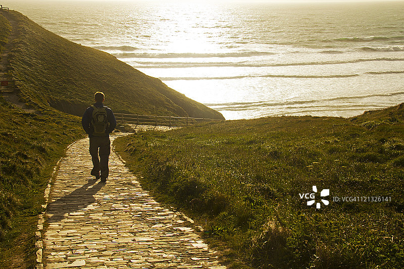 男子走向贝德鲁坦阶梯海滩图片素材