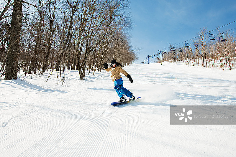 年轻女人滑雪图片素材