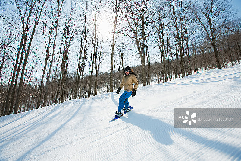 年轻女人滑雪图片素材