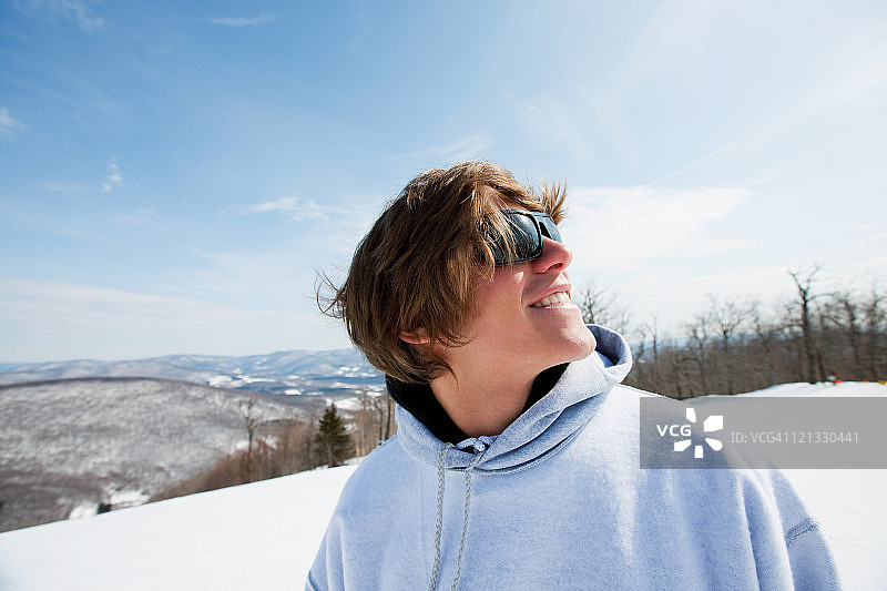 年轻男人穿连帽上衣看向远方图片素材