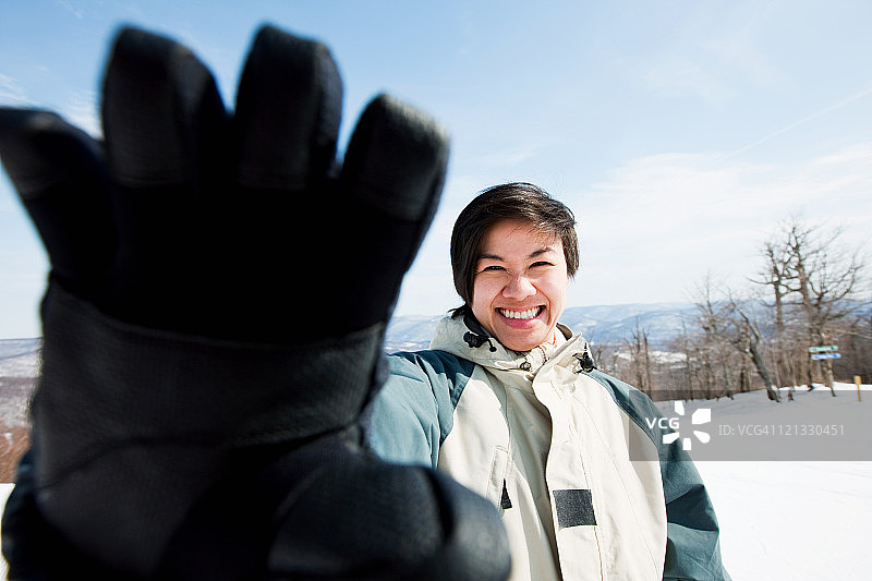 女人举手对着镜头图片素材