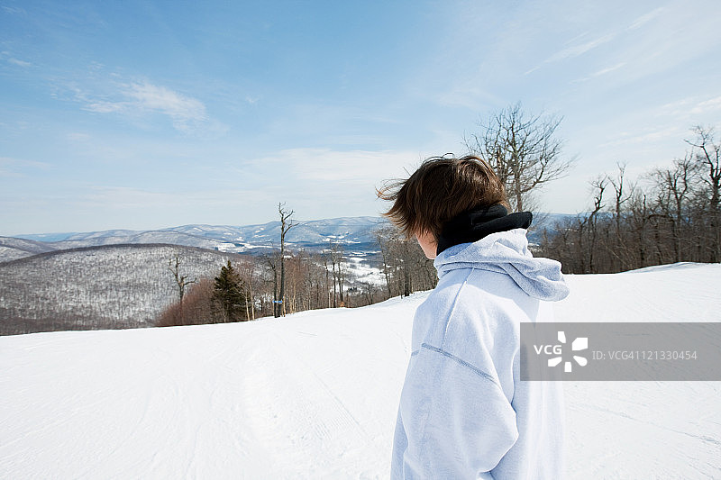 年轻男人穿连帽上衣看向远方图片素材