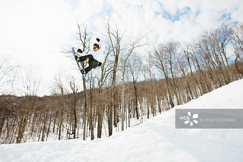 滑雪者空中跳跃图片素材