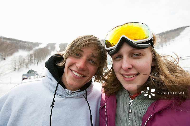 年轻夫妇身穿冬季运动服的肖像图片素材