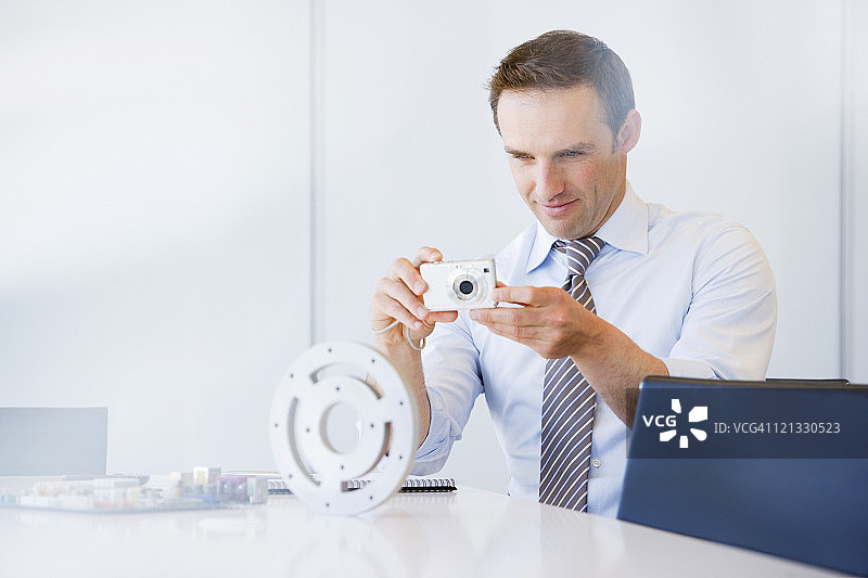 商人用相机拍摄齿轮图片素材