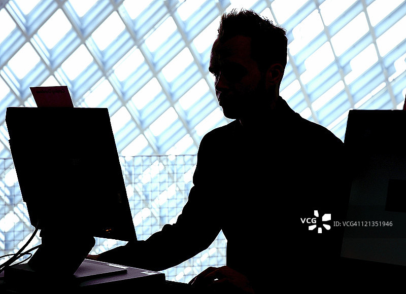 使用电脑的男子-剪影图片素材