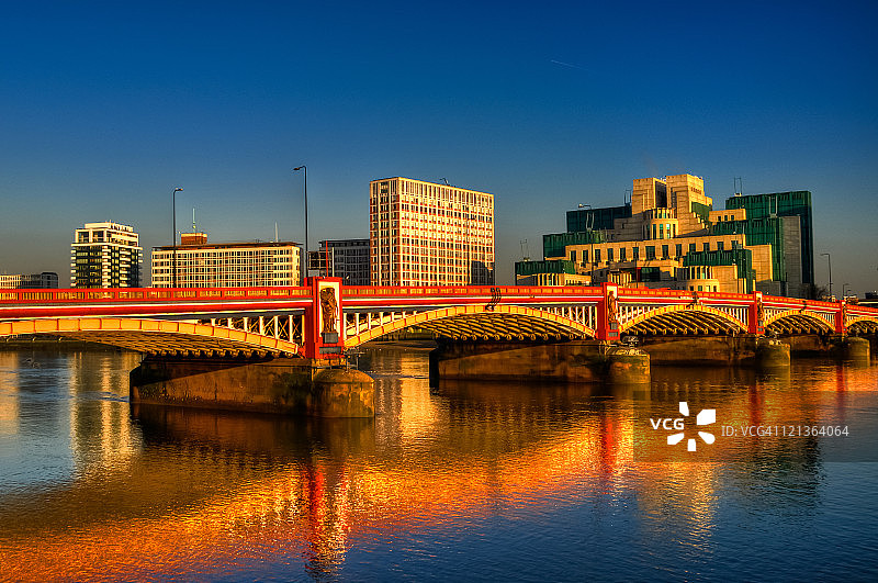 伦敦沃克斯豪尔桥图片素材