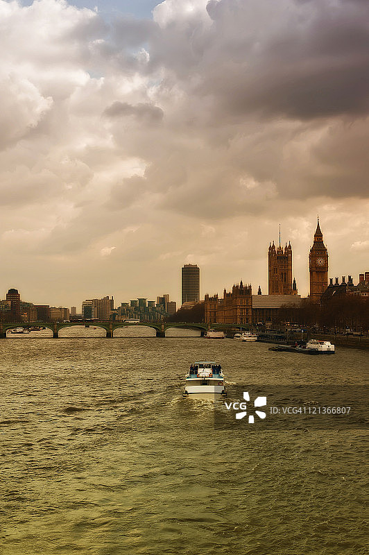 伦敦泰晤士河上的邮轮之旅图片素材