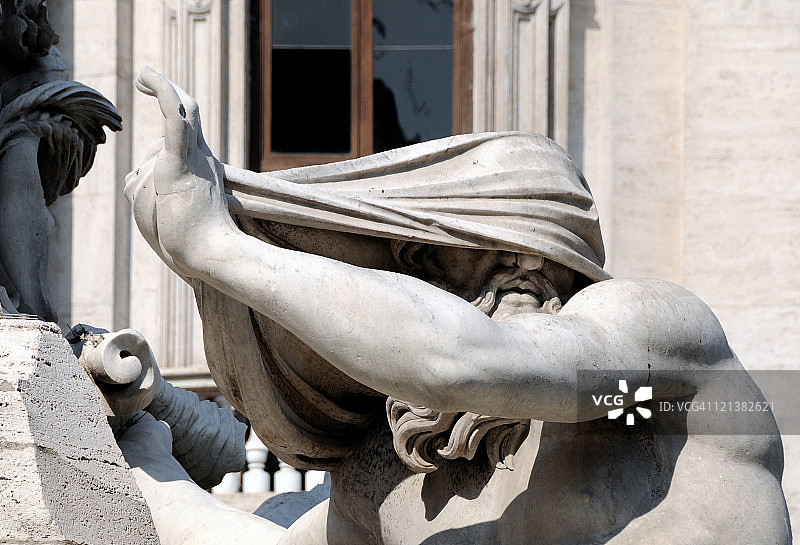 隐藏的尼罗鳄面孔图片素材