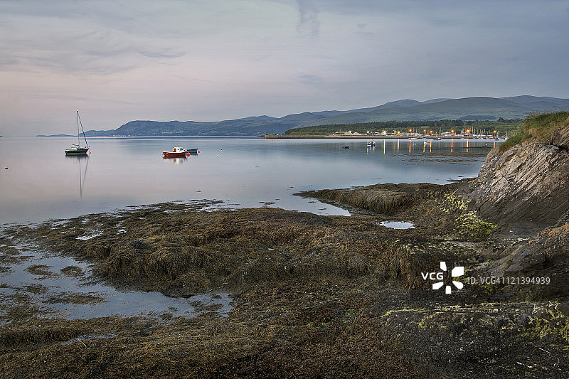 黄昏时分的班戈海湾，英国威尔士图片素材