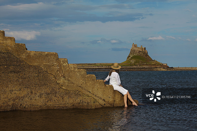 女人在海里泡脚，欣赏风景图片素材