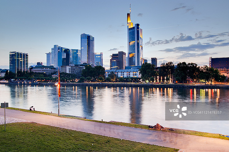 从萨克森豪森眺望的法兰克福天际线图片素材