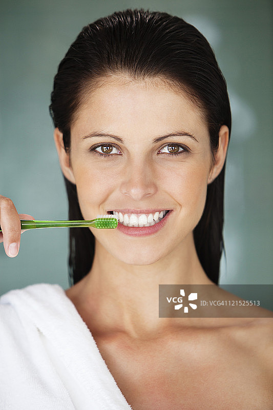 刷牙的女人肖像图片素材