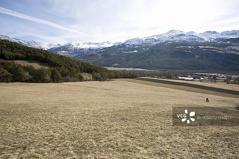 草地雪山背景图片素材
