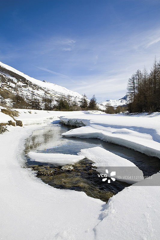 白雪皑皑的风景中漂浮在河上的冰块图片素材