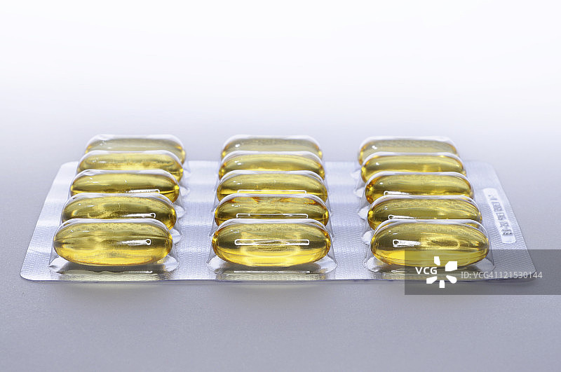 泡罩包装中的鳕鱼肝油胶囊图片素材