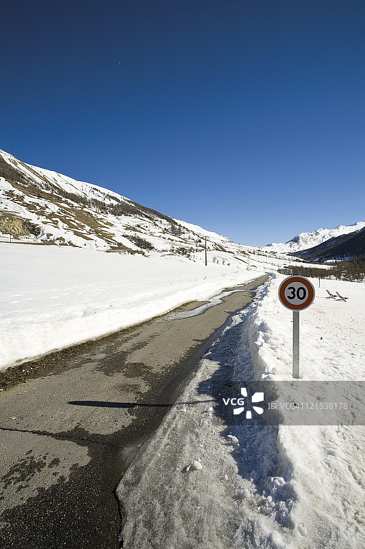 雪路上的限速标志图片素材