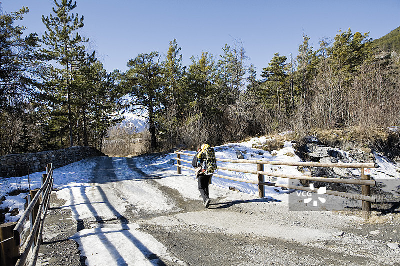徒步者用背包携带婴儿图片素材