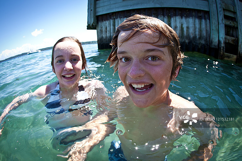 年轻的青少年男孩和女孩游泳图片素材