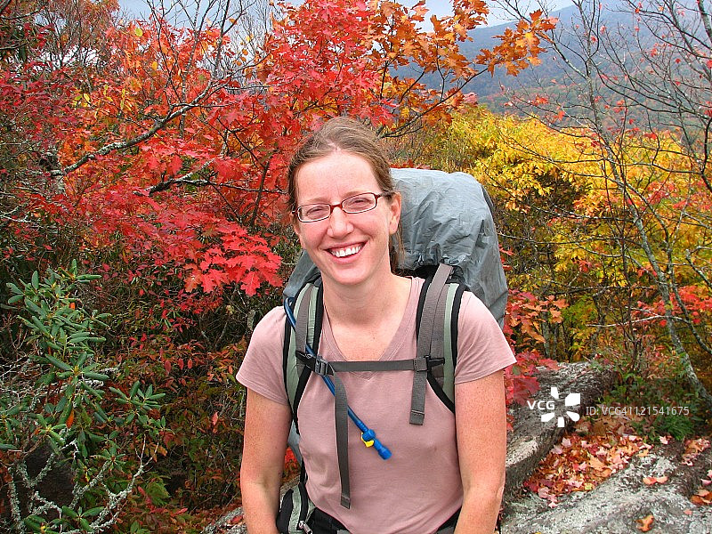 年轻女子背包旅行图片素材