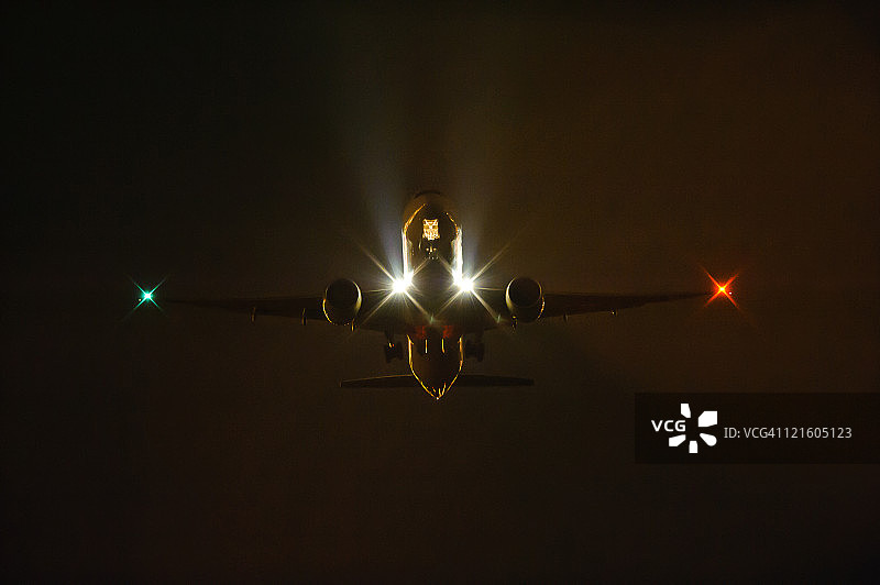 波音777夜间起飞图片素材