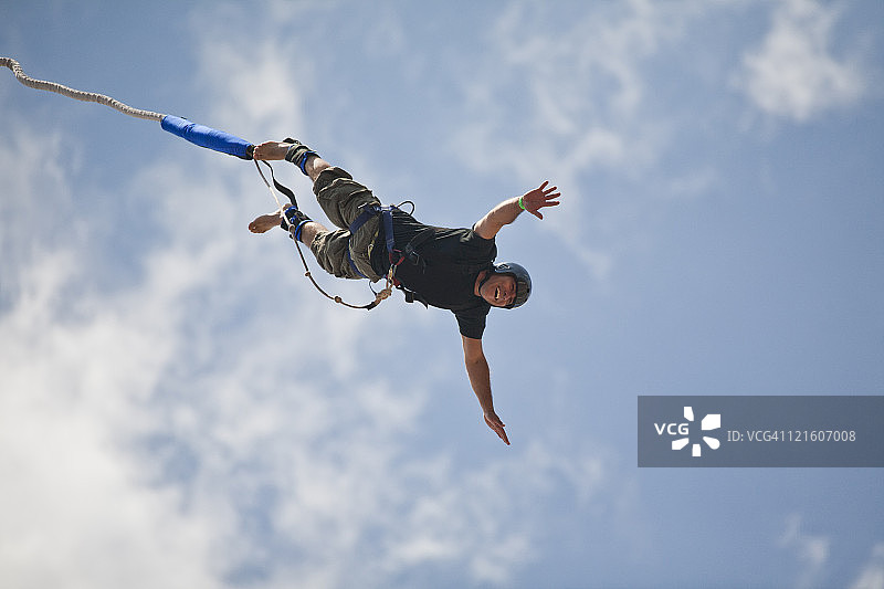 蹦极男子图片素材